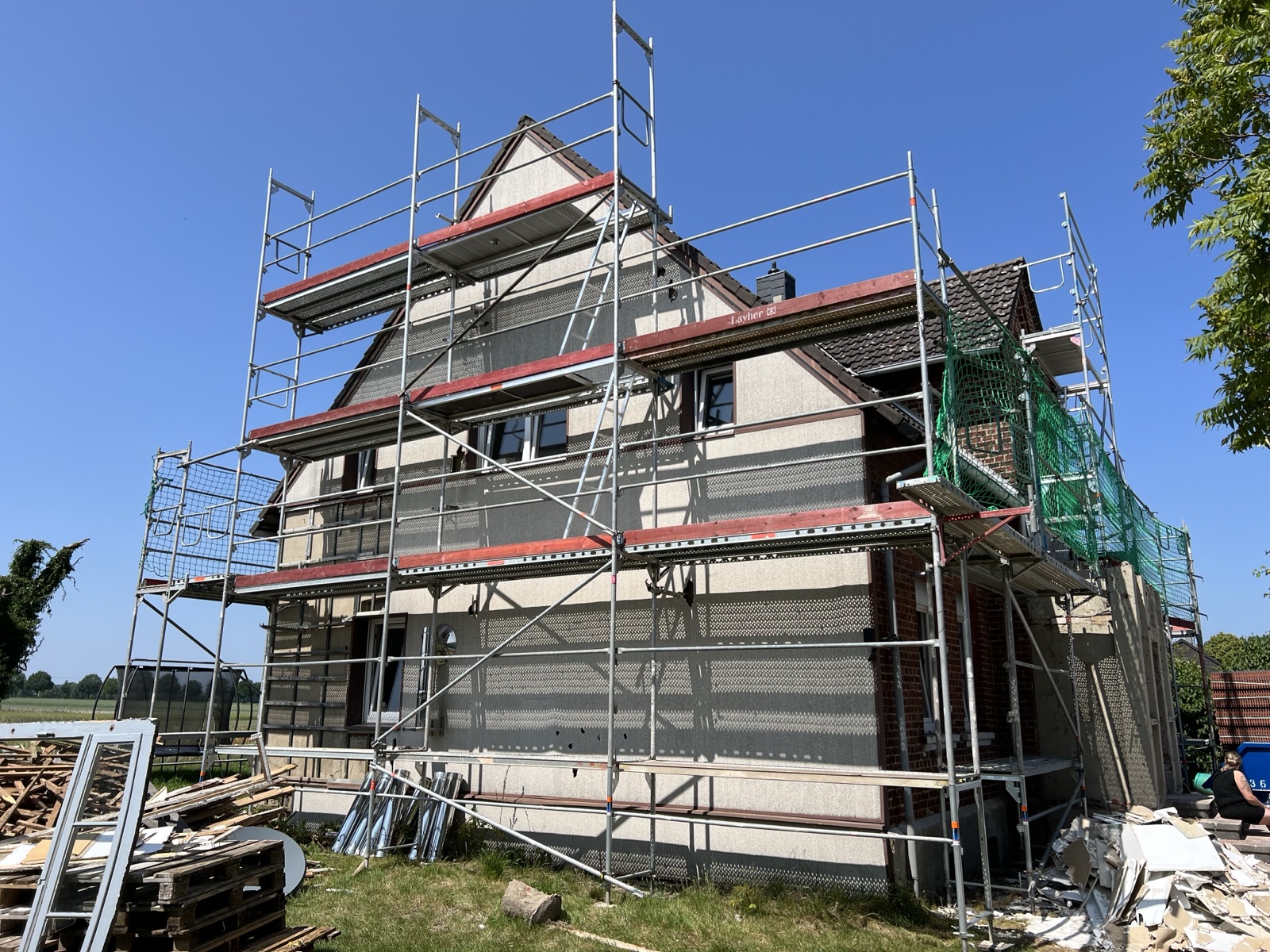 Fassadengerüst an einem Altbau mit Dachsanierung, Vorderansicht