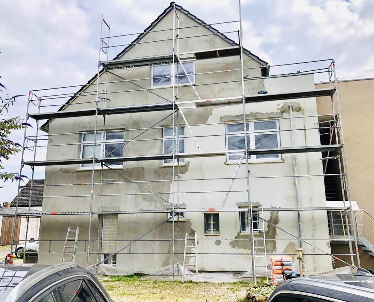 Fassadengerüst an einem Mehrfamilienhaus zur Fassadensanierung mit Putzarbeiten